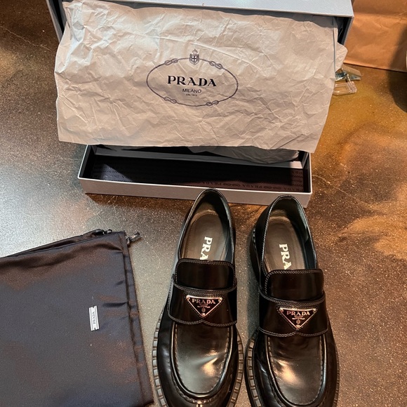 Prada triangle logo patent leather size 38 gently used - Picture 4 of 4